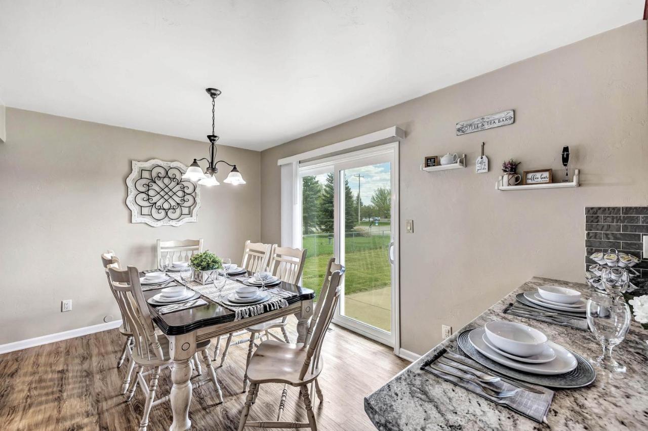 Serene 3 Bedroom Home, Nrm, Wi-Fi, Parking, Queen Bed De Pere Bagian luar foto