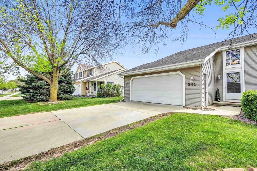 Serene 3 Bedroom Home, Nrm, Wi-Fi, Parking, Queen Bed De Pere Bagian luar foto